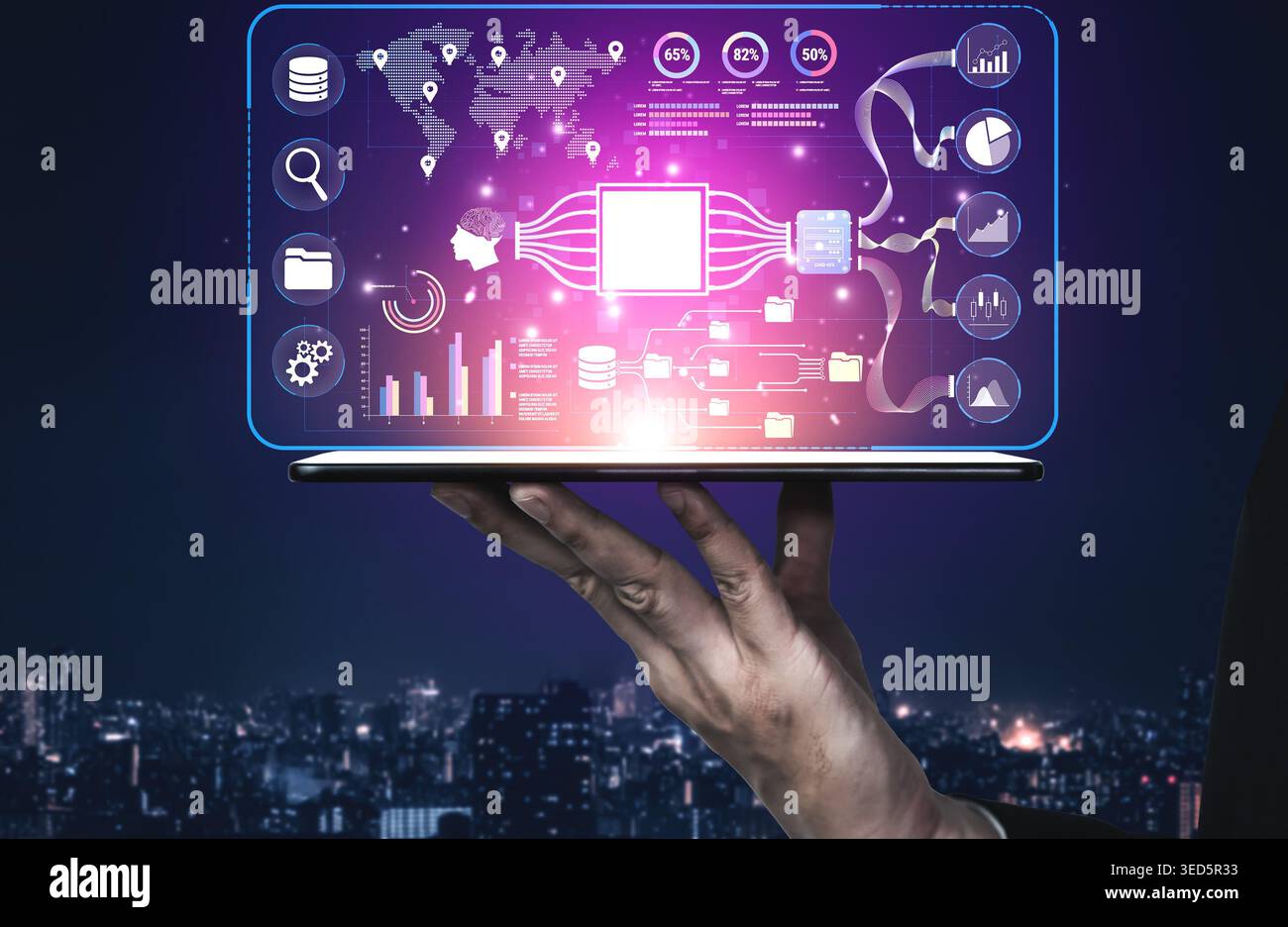 Interfaccia futuristica di visualizzazione dei dati con grafici e mappe visualizzati su un tablet sullo sfondo dello skyline della città in Night Fluxor. Foto Stock