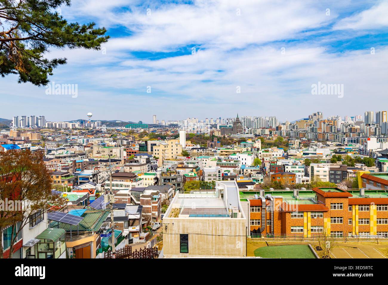 Uwon Corea del Sud 12 aprile 2026 paesaggio urbano panoramico che mostra edifici residenziali e skyline urbano sotto un cielo azzurro brillante Corea del Sud 12 aprile 2026 Foto Stock