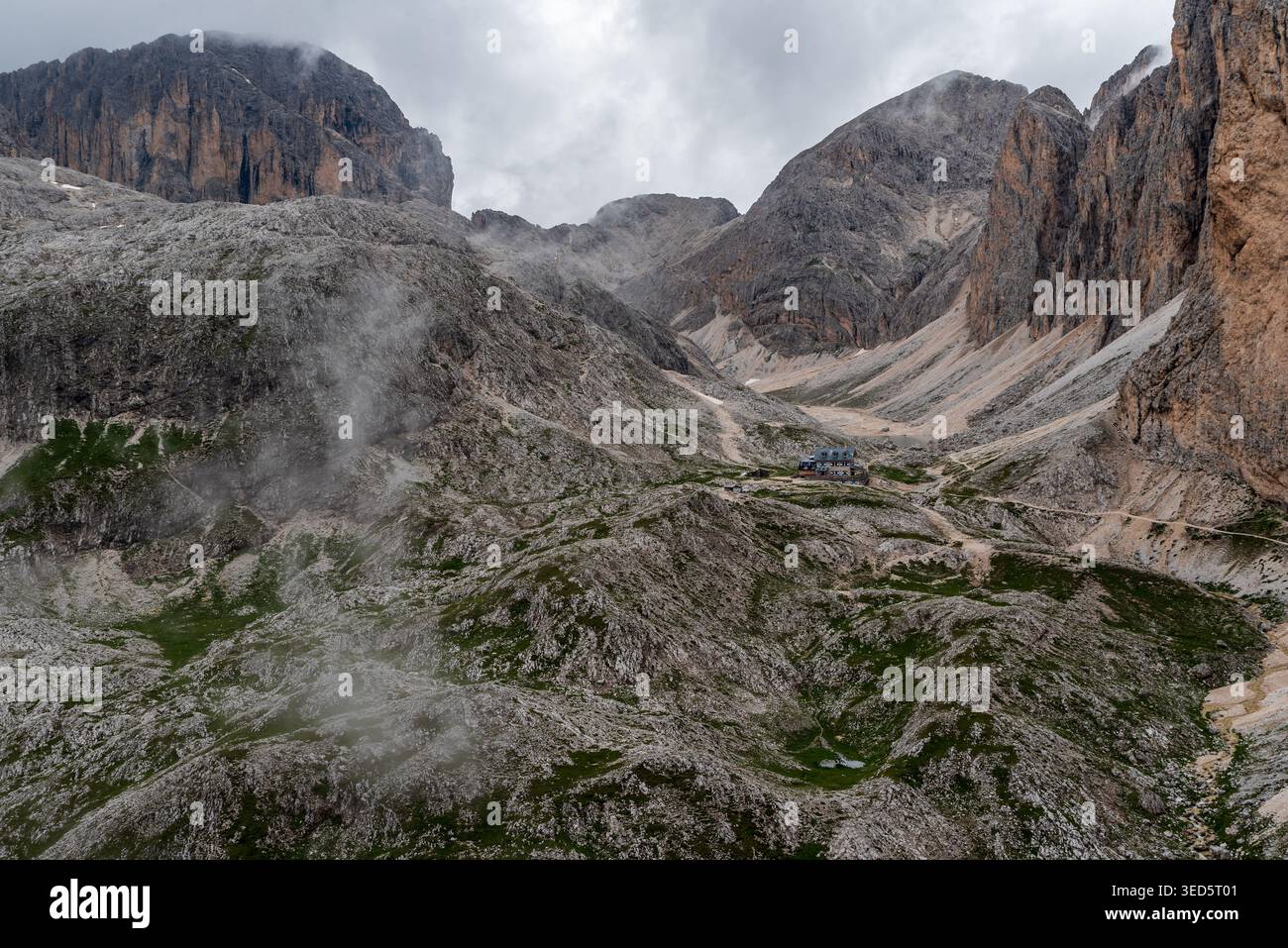 Vista dal colle Mantel sopra il rifugio Antermoia nelle Dolomiti durante le nuvolose serate estive Foto Stock