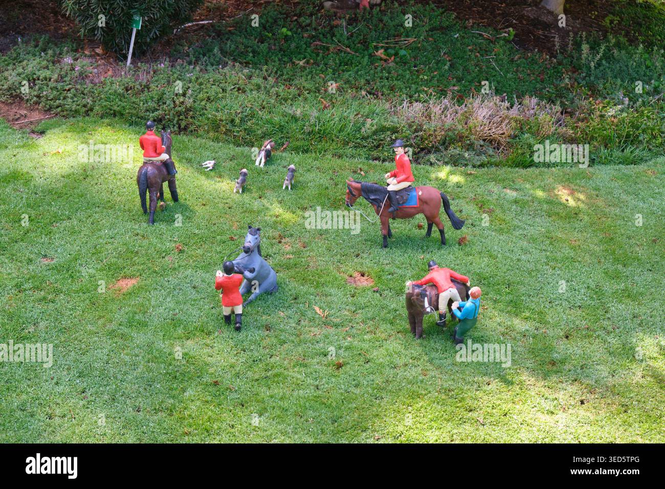Modello in miniatura di una tradizionale caccia alla volpe con cavalli e cani in un campo nel Regno Unito. A Cockington Green Gardens, Canberra, Australia Foto Stock