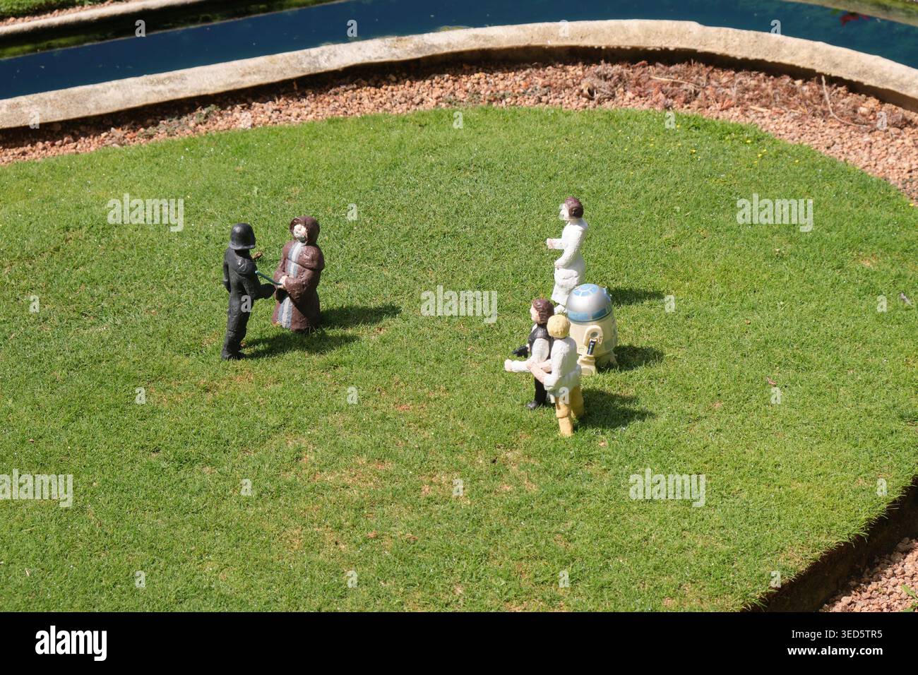 Modellino in miniatura di varie statuette di Star Wars su un prato verde. A Cockington Green Gardens, Canberra, Australia Foto Stock