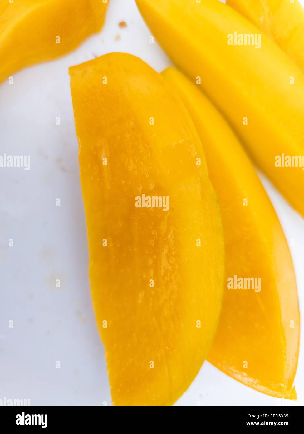 Immagini di frutta tropicale fresca che enfatizzano il colore, la consistenza e la presentazione minimale del cibo pulito. Foto Stock