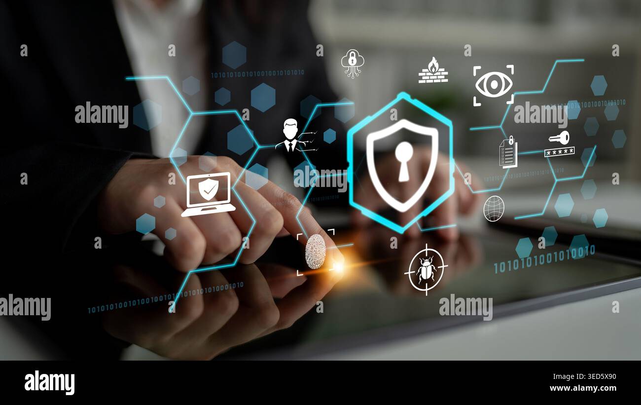 Concetto di sicurezza digitale con icona Shield e grafica tecnologica su un dispositivo tablet in ambiente aziendale Fluxor. Foto Stock