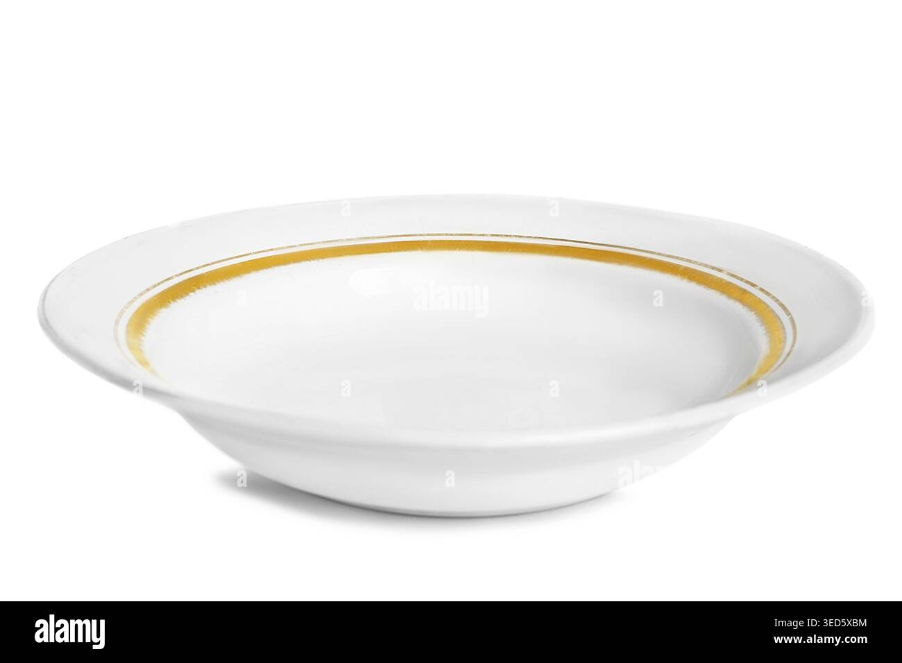 Piatto bianco per zuppe in ceramica con striscia dorata isolata su sfondo bianco Foto Stock