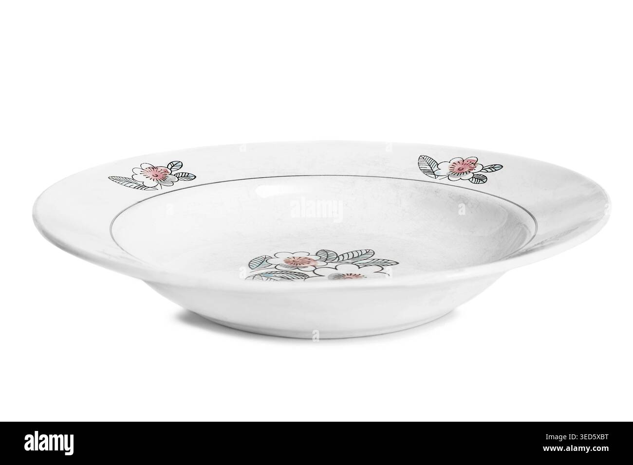 Piatto per zuppe in ceramica vintage vuoto isolato su sfondo bianco Foto Stock