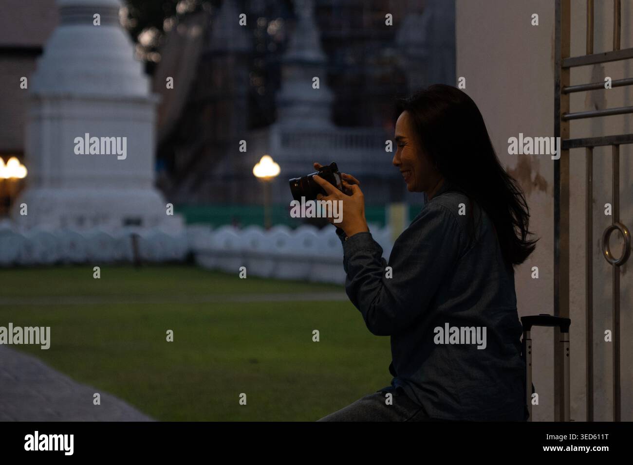 Fotografa un sito thailandese tradizionale al tramonto. Ideale per articoli di viaggio sulla cultura e il turismo del sud-est asiatico. Foto Stock