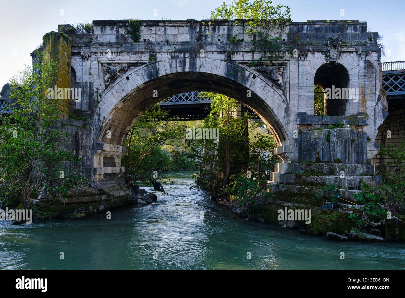 Ponte rotto a Roma visto dall'Isola Tiberina Foto Stock