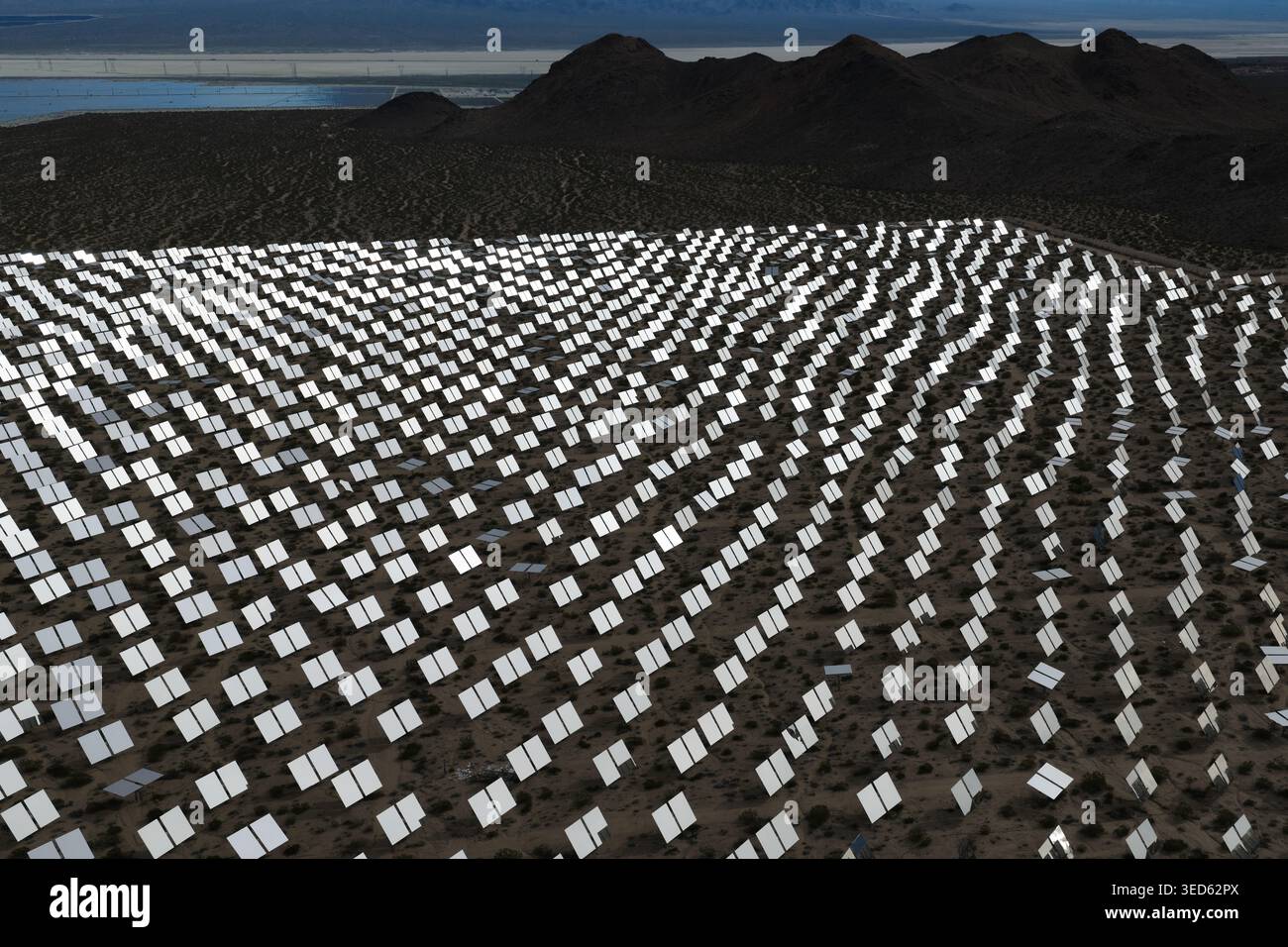 Pannelli solari specchiati che creano pattern astratti a Ivanpah Foto Stock