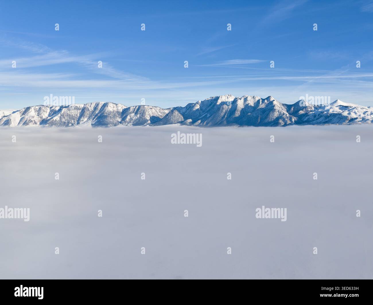 Le White Mountains sfrecciano attraverso la nebbia la mattina d'inverno Foto Stock