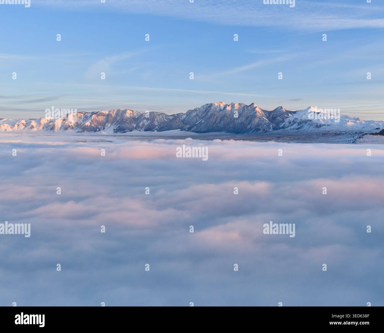Le White Mountains sfrecciano attraverso la nebbia la mattina d'inverno Foto Stock