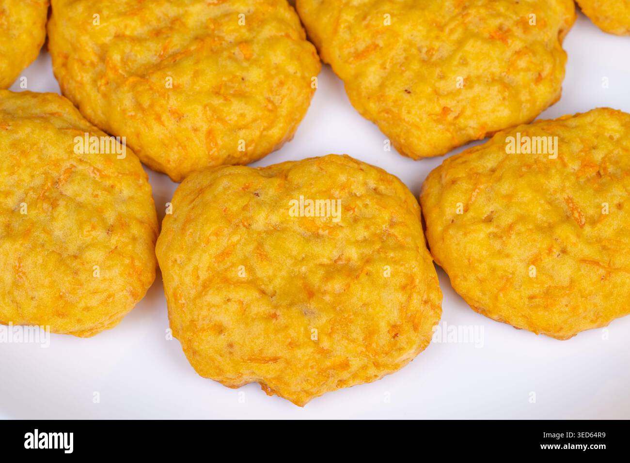 Biscotti alla carota fatti in casa, tonde vegane morbide, base di avena e mandorle, profilo privo di peli, consistenza ravvicinata, idea di snack allergenici, cottura in panini Foto Stock
