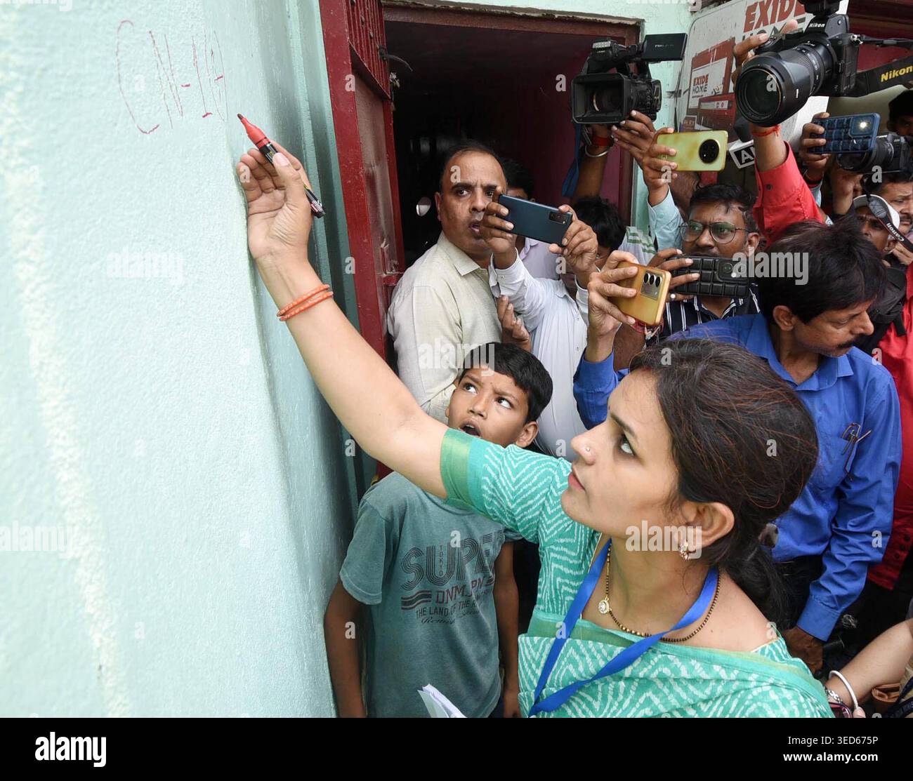 PATNA, INDIA - 2 MAGGIO: Uno staff enumeratore segna una casa durante la prima fase del censimento del 2027, a Danapur Ramji Chak, il 2 maggio 2026 a Patna, in India. Foto di Santosh Kumar/Hindustan Times magistrato distrettuale di Patna Thiyagarajan S M inaugura la prima fase del censimento 2027 Foto Stock