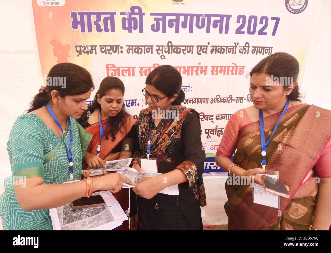 PATNA, INDIA - 2 MAGGIO: Il personale dell'enumeratore raccoglie informazioni dai residenti durante la prima fase del censimento 2027, a Danapur Ramji Chak, il 2 maggio 2026 a Patna, India. Foto di Santosh Kumar/Hindustan Times magistrato distrettuale di Patna Thiyagarajan S M inaugura la prima fase del censimento 2027 Foto Stock