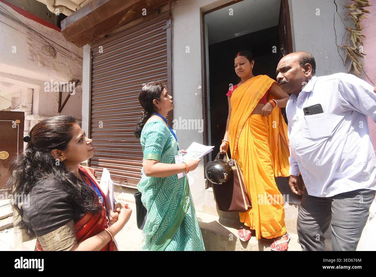 PATNA, INDIA - 2 MAGGIO: Il personale dell'enumeratore raccoglie informazioni dai residenti durante la prima fase del censimento 2027, a Danapur Ramji Chak, il 2 maggio 2026 a Patna, India. Foto di Santosh Kumar/Hindustan Times magistrato distrettuale di Patna Thiyagarajan S M inaugura la prima fase del censimento 2027 Foto Stock