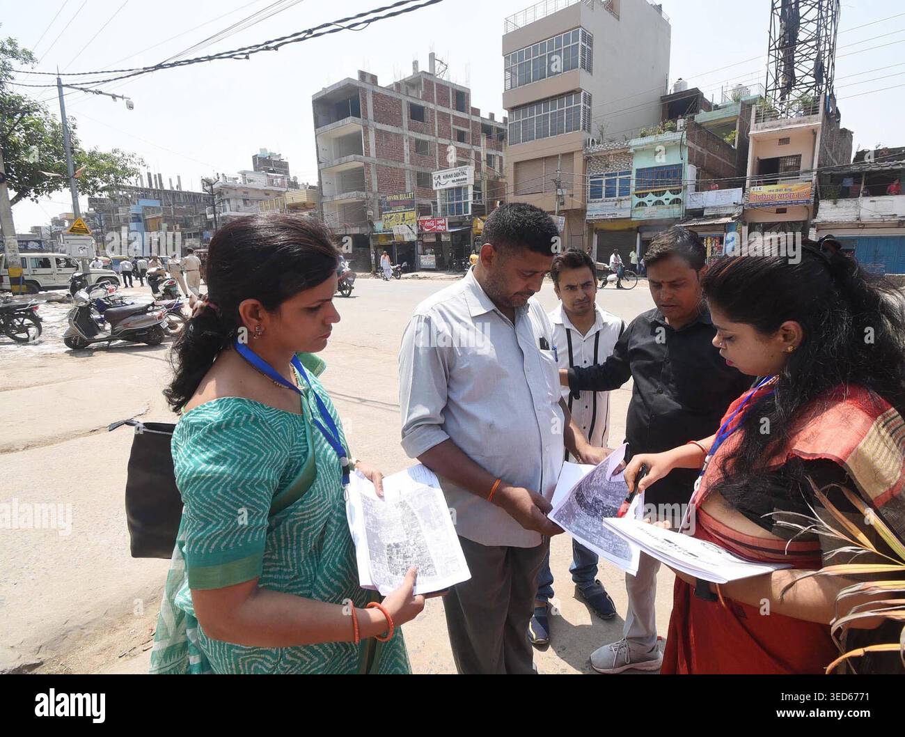 PATNA, INDIA - 2 MAGGIO: Il personale dell'enumeratore raccoglie informazioni dai residenti durante la prima fase del censimento 2027, a Danapur Ramji Chak, il 2 maggio 2026 a Patna, India. Foto di Santosh Kumar/Hindustan Times magistrato distrettuale di Patna Thiyagarajan S M inaugura la prima fase del censimento 2027 Foto Stock