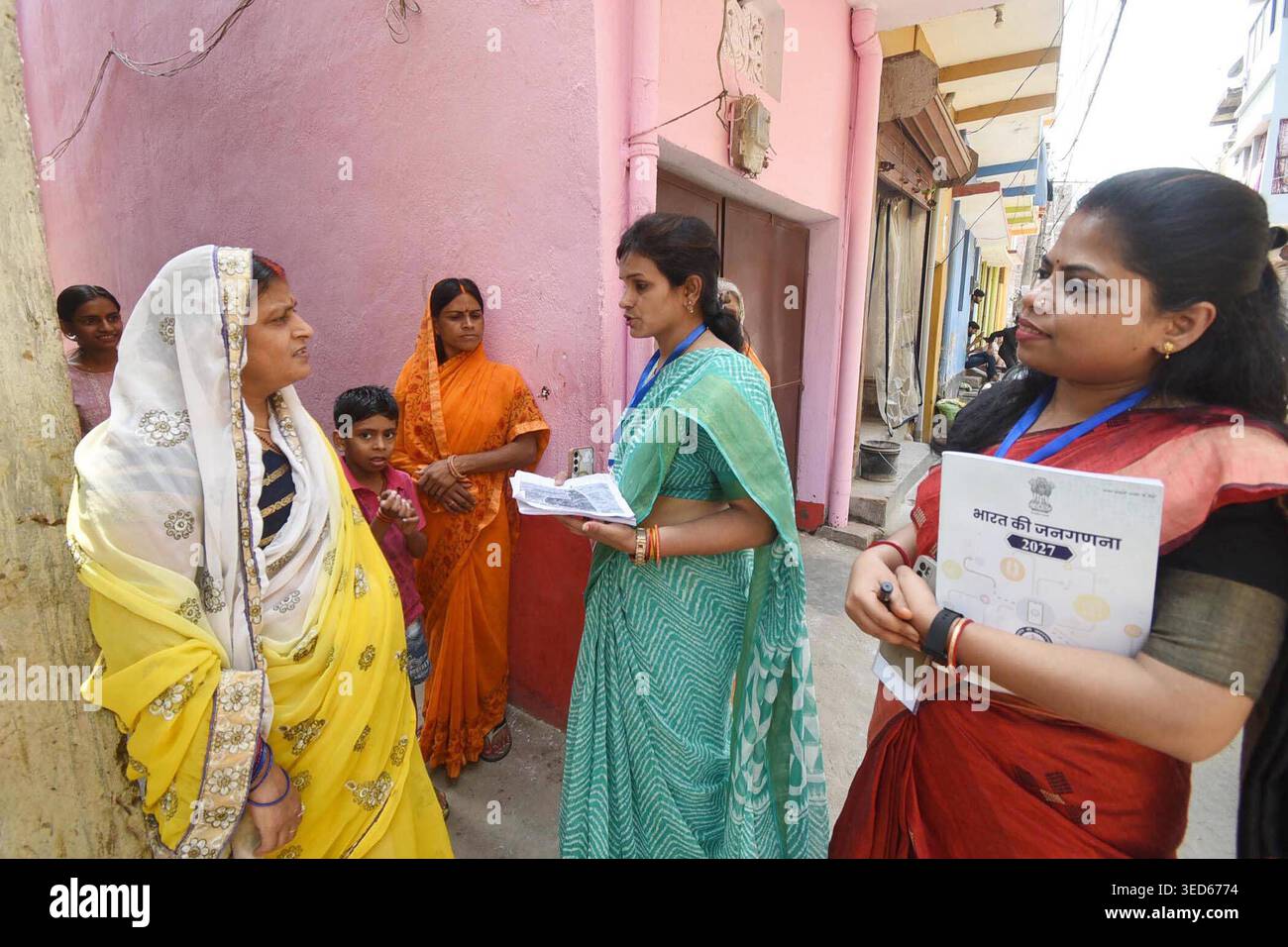 PATNA, INDIA - 2 MAGGIO: Il personale dell'enumeratore raccoglie informazioni dai residenti durante la prima fase del censimento 2027, a Danapur Ramji Chak, il 2 maggio 2026 a Patna, India. Foto di Santosh Kumar/Hindustan Times magistrato distrettuale di Patna Thiyagarajan S M inaugura la prima fase del censimento 2027 Foto Stock