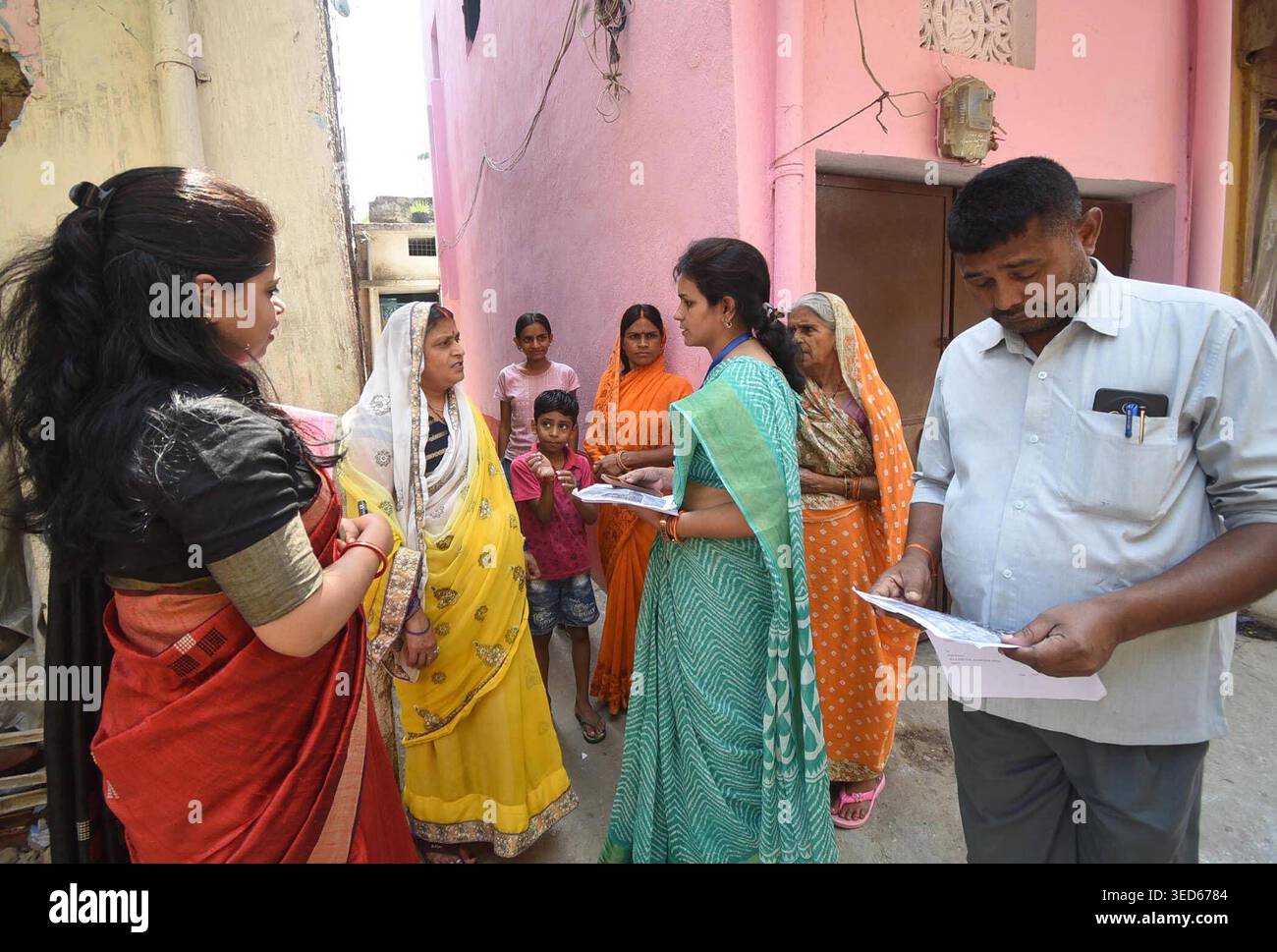 PATNA, INDIA - 2 MAGGIO: Il personale dell'enumeratore raccoglie informazioni dai residenti durante la prima fase del censimento 2027, a Danapur Ramji Chak, il 2 maggio 2026 a Patna, India. Foto di Santosh Kumar/Hindustan Times magistrato distrettuale di Patna Thiyagarajan S M inaugura la prima fase del censimento 2027 Foto Stock