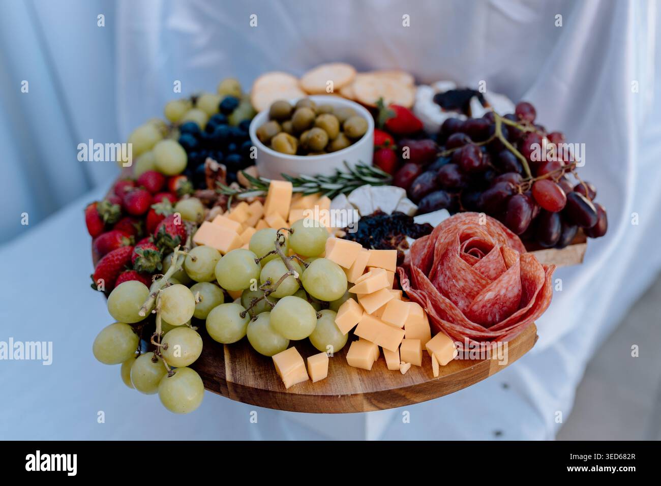 Vassoio di formaggi e frutta Foto Stock