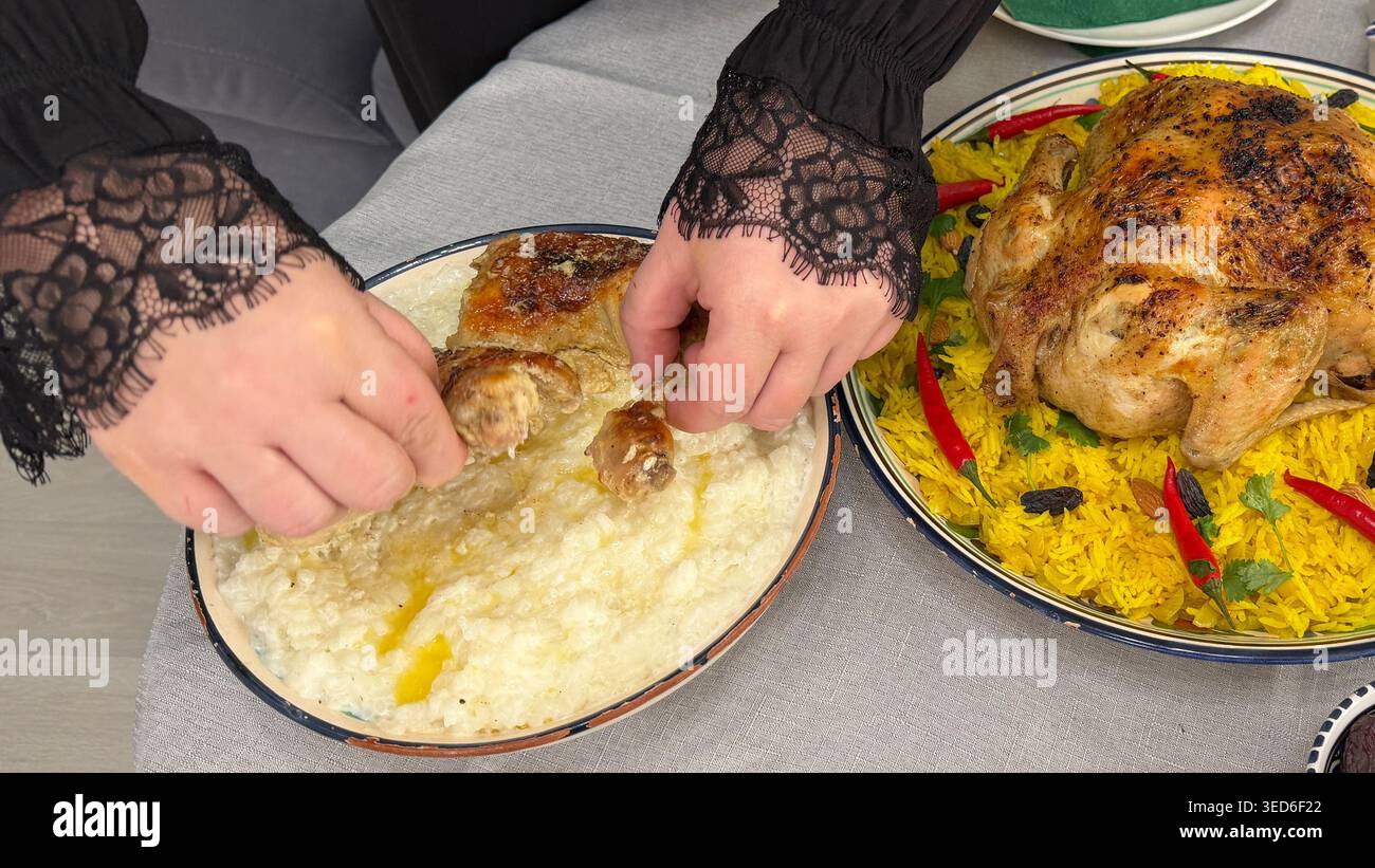 Primo piano di mani femminili che mangiano riso utilizzando le dita del piatto. Cultura gastronomica tradizionale e autentico stile gastronomico. Foto Stock