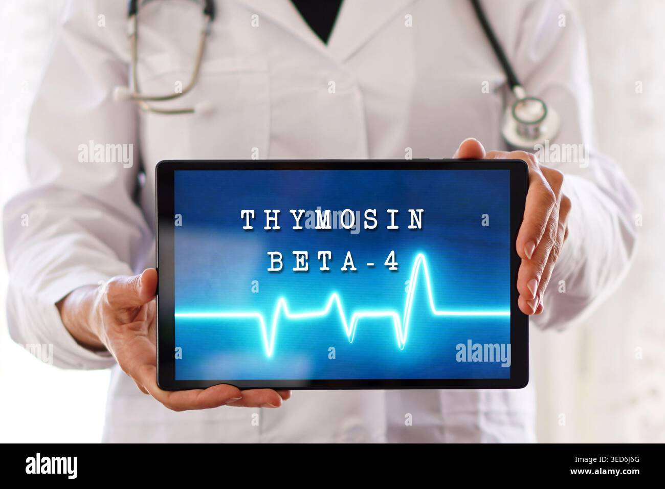 TIMOSINA BETA-4. Professionista sanitario che mostra un tablet digitale. Concetto di medicina della longevità. Foto Stock