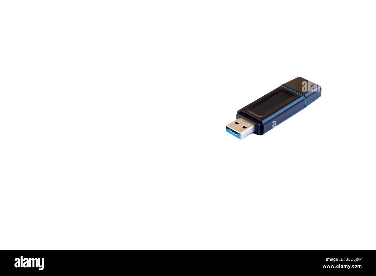 Memory Stick USB portatile per il trasferimento di file e la memorizzazione digitale su sfondo bianco con spazio di copia. Foto Stock