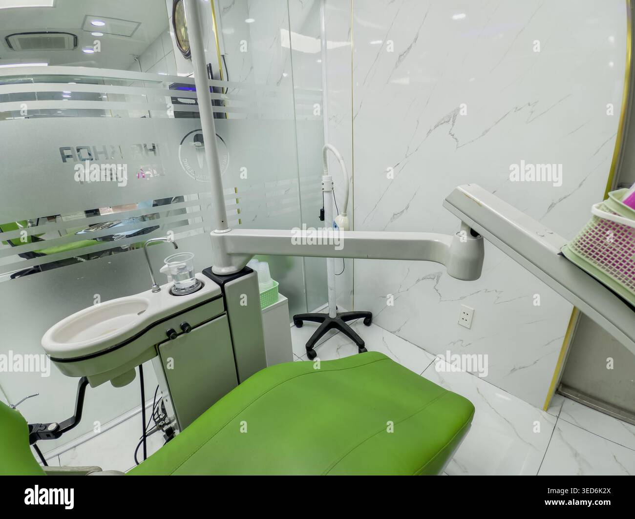 moderna sala odontoiatrica dotata di apparato procedurale dentale standard Foto Stock