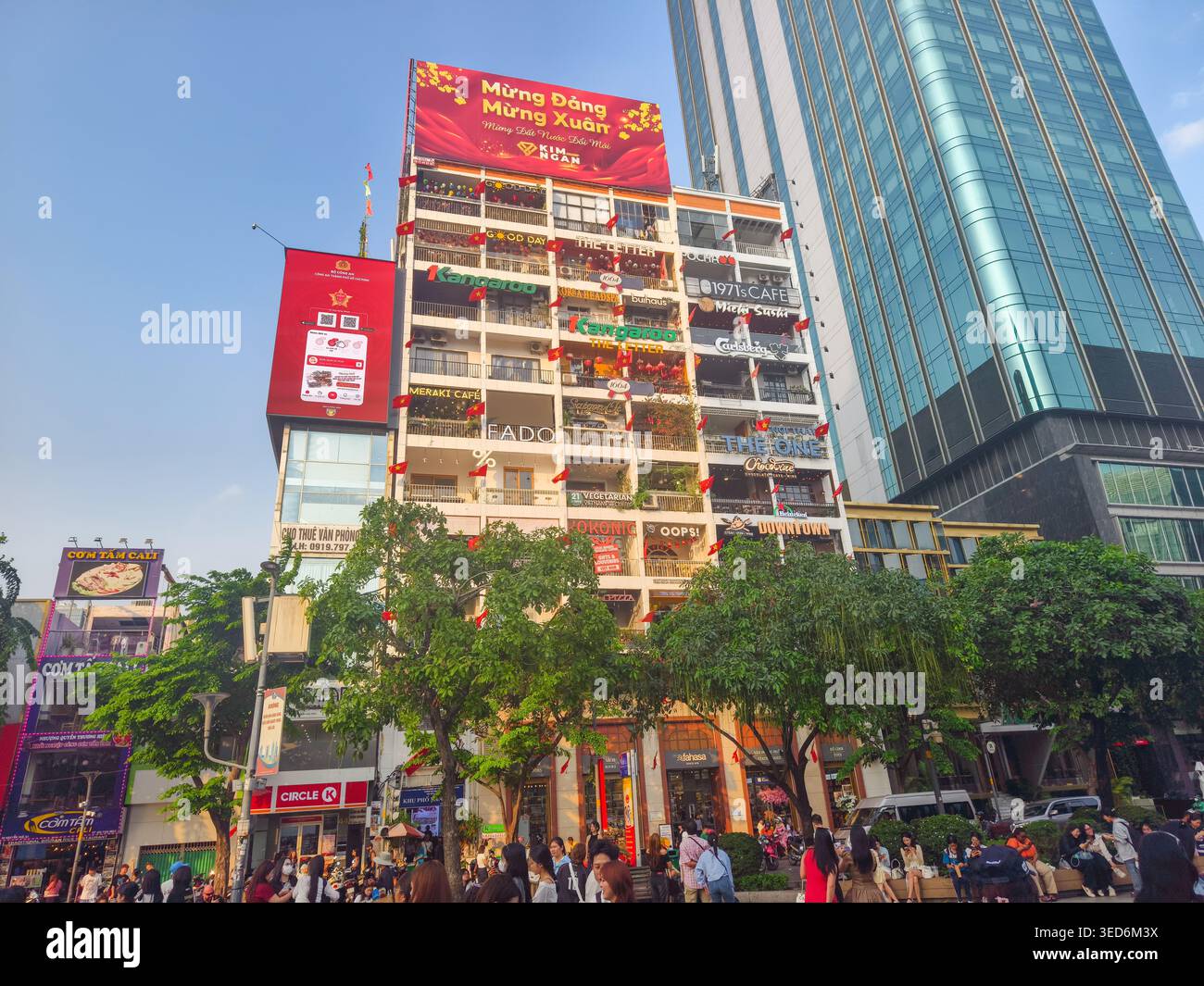 Café Apartments Building, District 1, ho chi Minh City, Vietnam: Originariamente costruito negli anni '1960 come abitazione militare e governativa, riprogettato Foto Stock