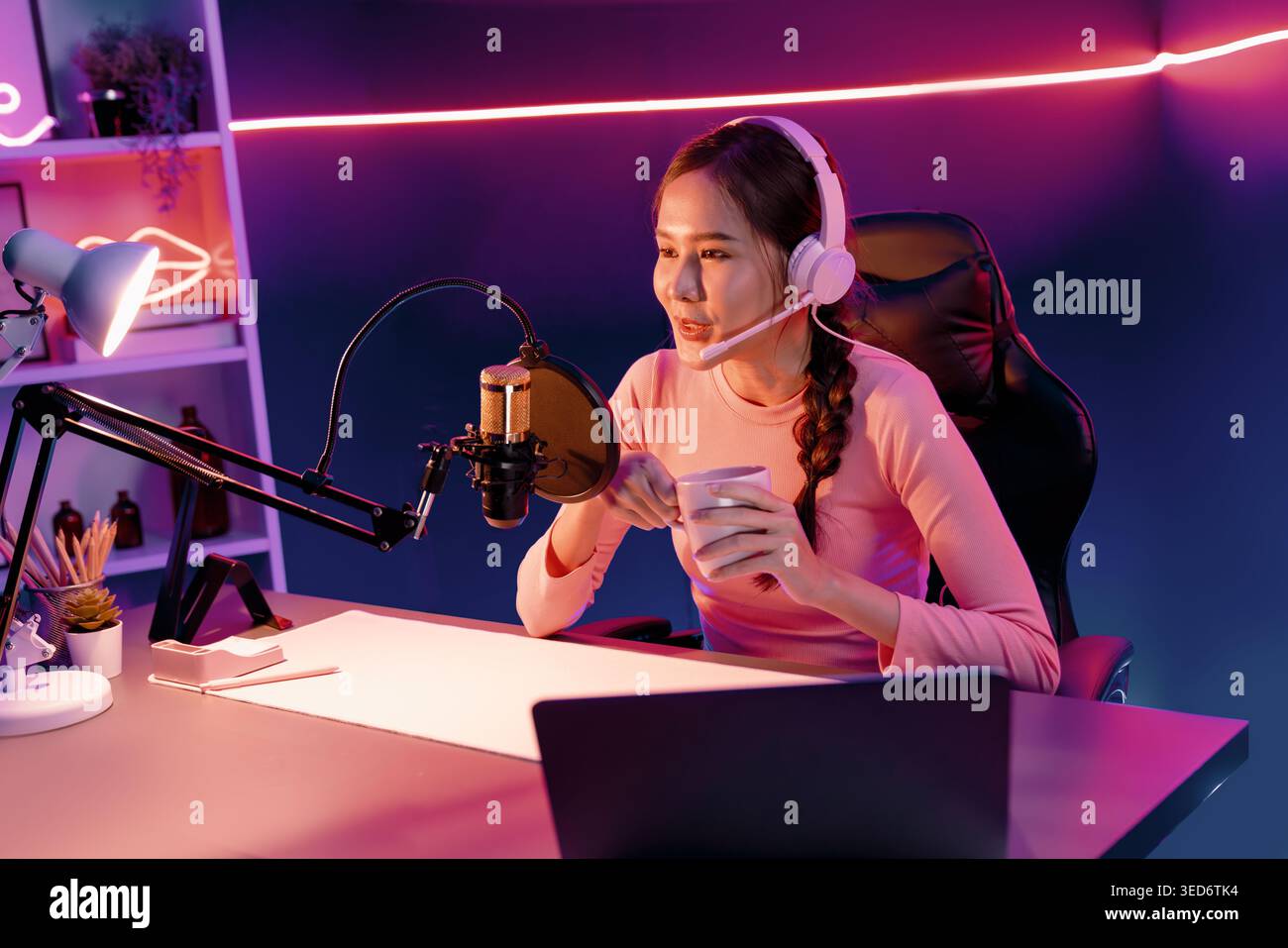 Canale di trasmissione creativa ascoltando la musica sui social media con gli ascoltatori che tengono il caffè, indossando cuffie color pastello, usando il microfono Foto Stock