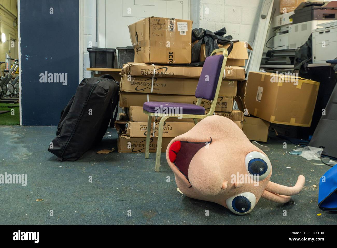 Capo del costume da mascotte Sammy the Shrimp in un negozio del Southend United Football Club alla Roots Hall, dopo l'ultima partita della stagione. Scatole conservate Foto Stock