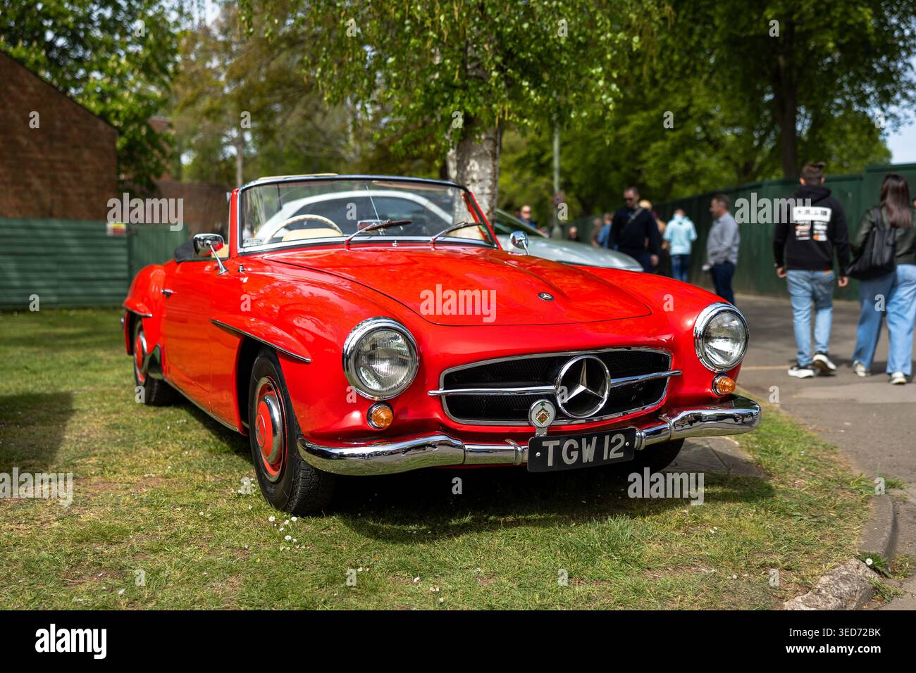 1956 Mercedes-Benz 190SL roadster, in mostra al Bicester Motion Scramble tenutosi il 28 aprile 2026. Foto Stock