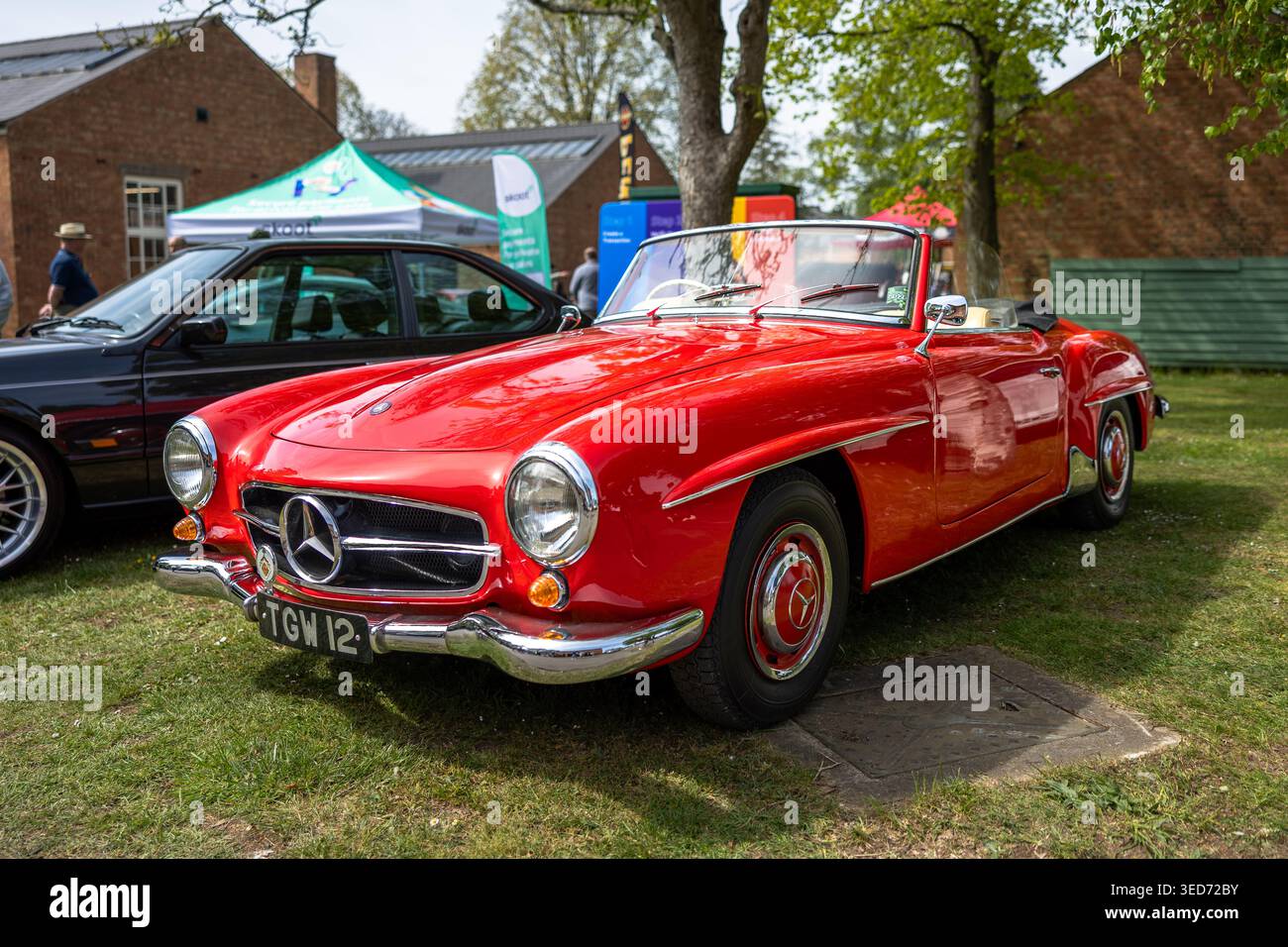 1956 Mercedes-Benz 190SL roadster, in mostra al Bicester Motion Scramble tenutosi il 28 aprile 2026. Foto Stock