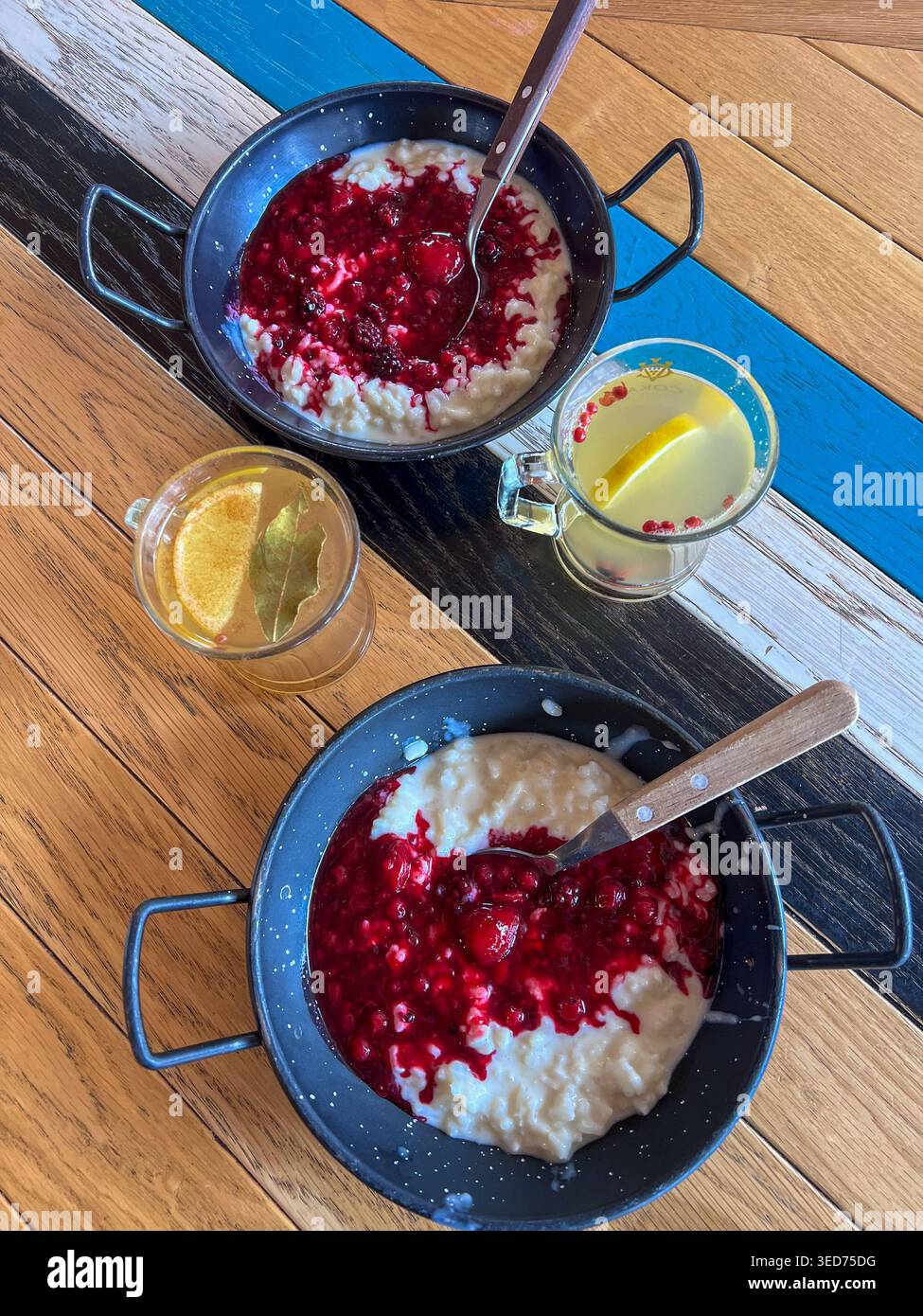 Budino di riso cremoso con frutti di bosco, servito caldo dopo aver sciato sul monte Kopaonik. - Immagine stock catturata con smartphone