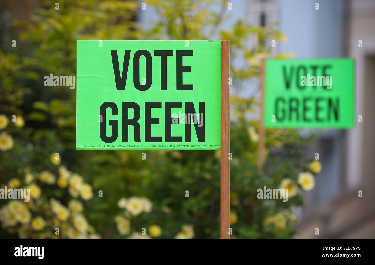 Vota poster del partito verde in esposizione a Winchester, Regno Unito Foto Stock