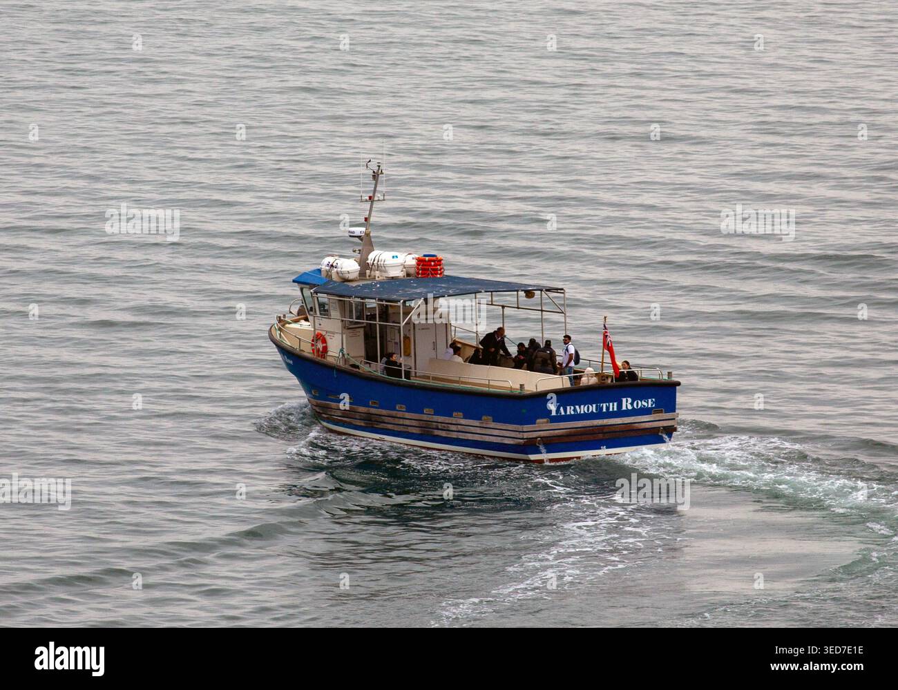 Acqua dolce, Isola di Wight, Regno Unito - 2 maggio 2026: Nave passeggeri Yarmouth Rose, gite turistiche intorno al faro di Needles da Alum Bay Foto Stock