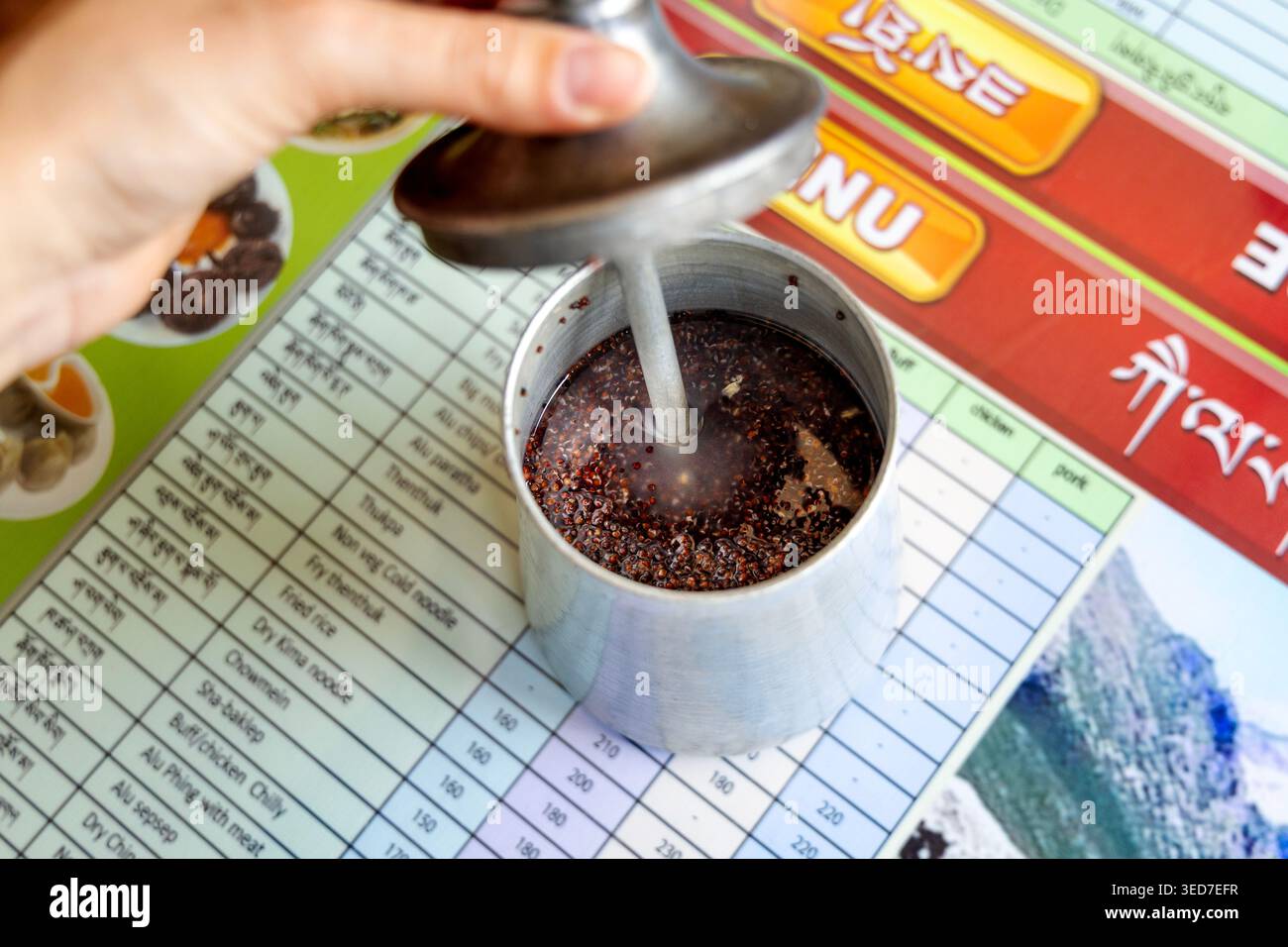 Tongba, bevanda nepalese di miglio fermentato, Kailash Tea House, Kathmandu, Nepal Foto Stock