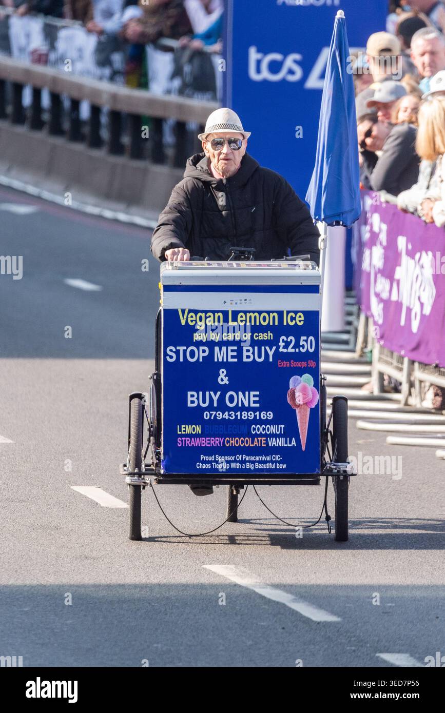 Fermatemi e comprate un trike per la vendita di gelati vegani lungo il percorso della Maratona di Londra Foto Stock