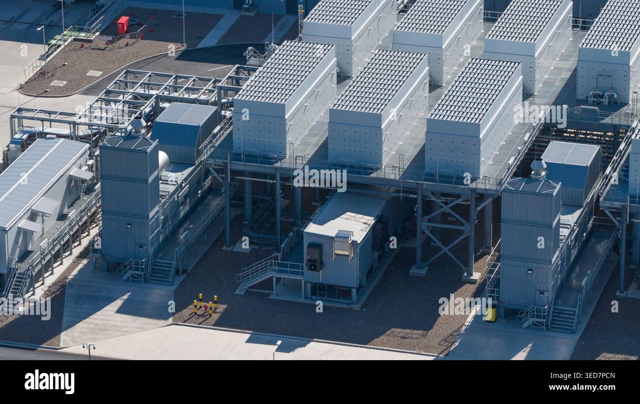 Vista aerea del Datacenter Westpoort con unità di raffreddamento, strutture metalliche e pannelli solari nelle giornate limpide a Groninga, Groninga, Paesi Bassi. Foto Stock