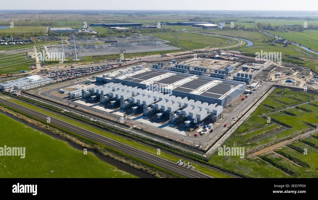 Vista aerea del Datacenter Westpoort con unità di raffreddamento e pannelli solari sul tetto circondati da verdi campi a Groninga, Groninga, Netherlan Foto Stock
