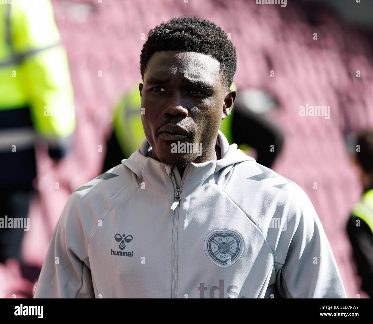 Edimburgo, Scozia, Regno Unito. 4 maggio 2026; Tynecastle Park, Edimburgo, Scozia: Scottish Premiership Football, Heart of Midlothian Versus Rangers; Rogers Mato of Hearts arriva a terra prima del calcio d'inizio Credit: Action Plus Sports Images/Alamy Live News Foto Stock