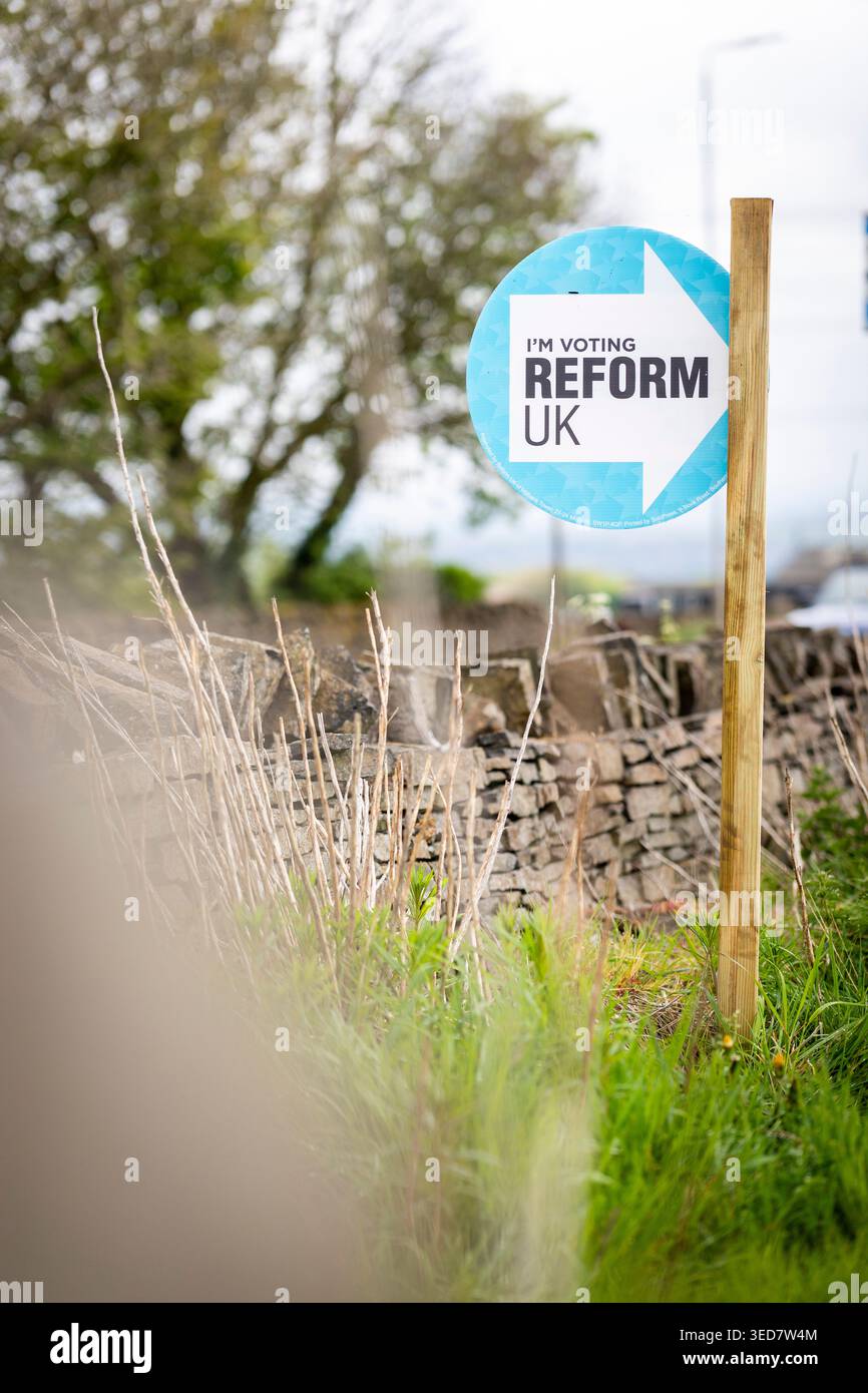 Un appello di voto a bordo strada del Reform Party in un campo vicino a Northowram, Halifax, West Yorkshire, prima delle elezioni del consiglio del 7 maggio 2026. Foto Stock