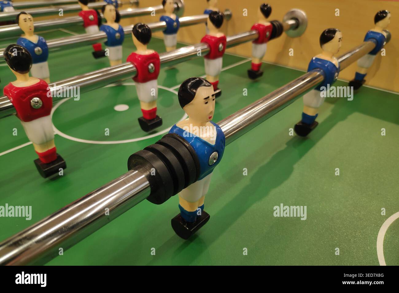 Il calcio da tavolo, comunemente chiamato fuzboll o foosball (come nel tedesco Fußball 'calcio') e talvolta calcio da tavolo, è un gioco da tavolo che è loos Foto Stock