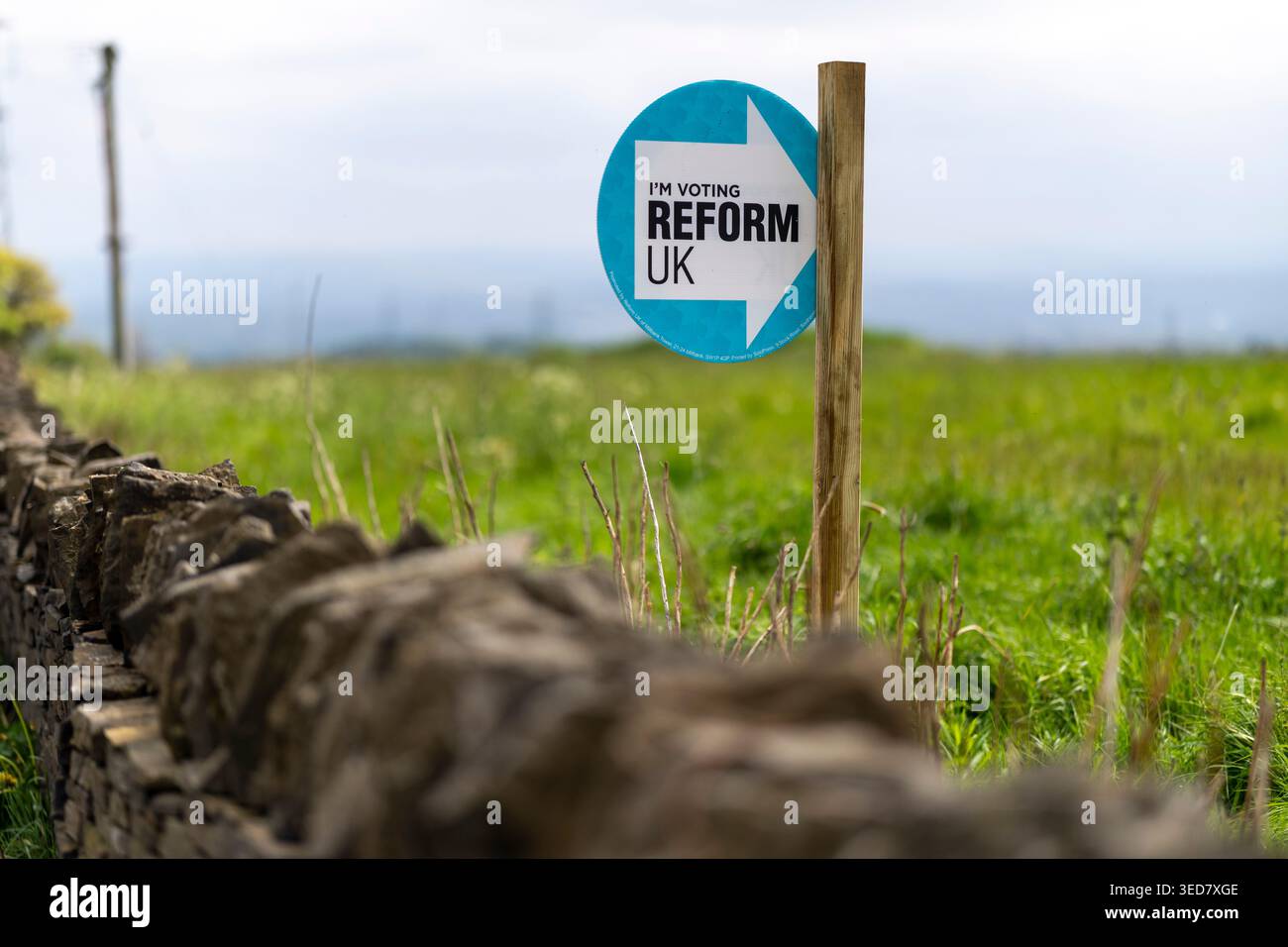 Un appello di voto a bordo strada del Reform Party in un campo vicino a Northowram, Halifax, West Yorkshire, prima delle elezioni del consiglio del 7 maggio 2026. Foto Stock