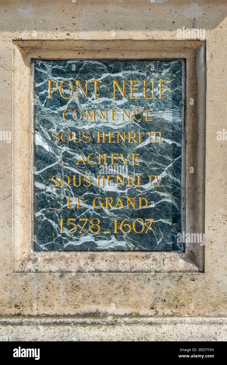 Francia, Parigi, area dichiarata patrimonio dell'umanità dall'UNESCO, il Pont Neuf, targa che ne indica la costruzione Foto Stock