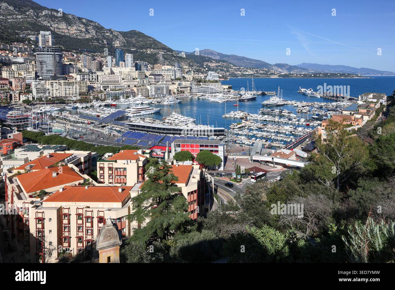 Principato di Monaco, Monaco, vista dai bastioni della città vecchia che si affaccia sul porto di Ercole, la Condamine e il quartiere di Monte Carlo Foto Stock