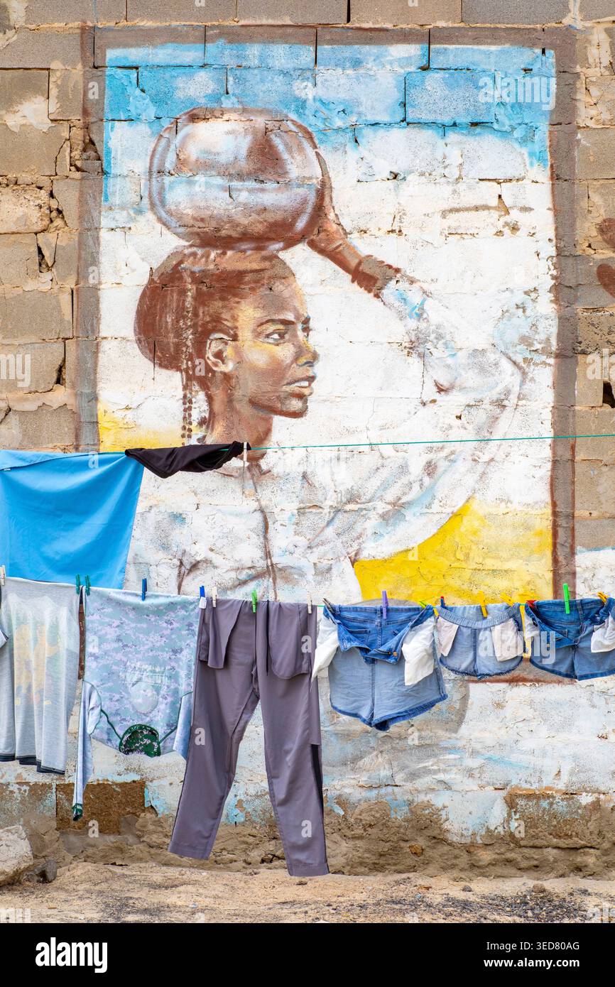 Capo Verde, Boa Vista, Sal Rei, asciugatura all'aperto di fronte a un murale di Street art Foto Stock