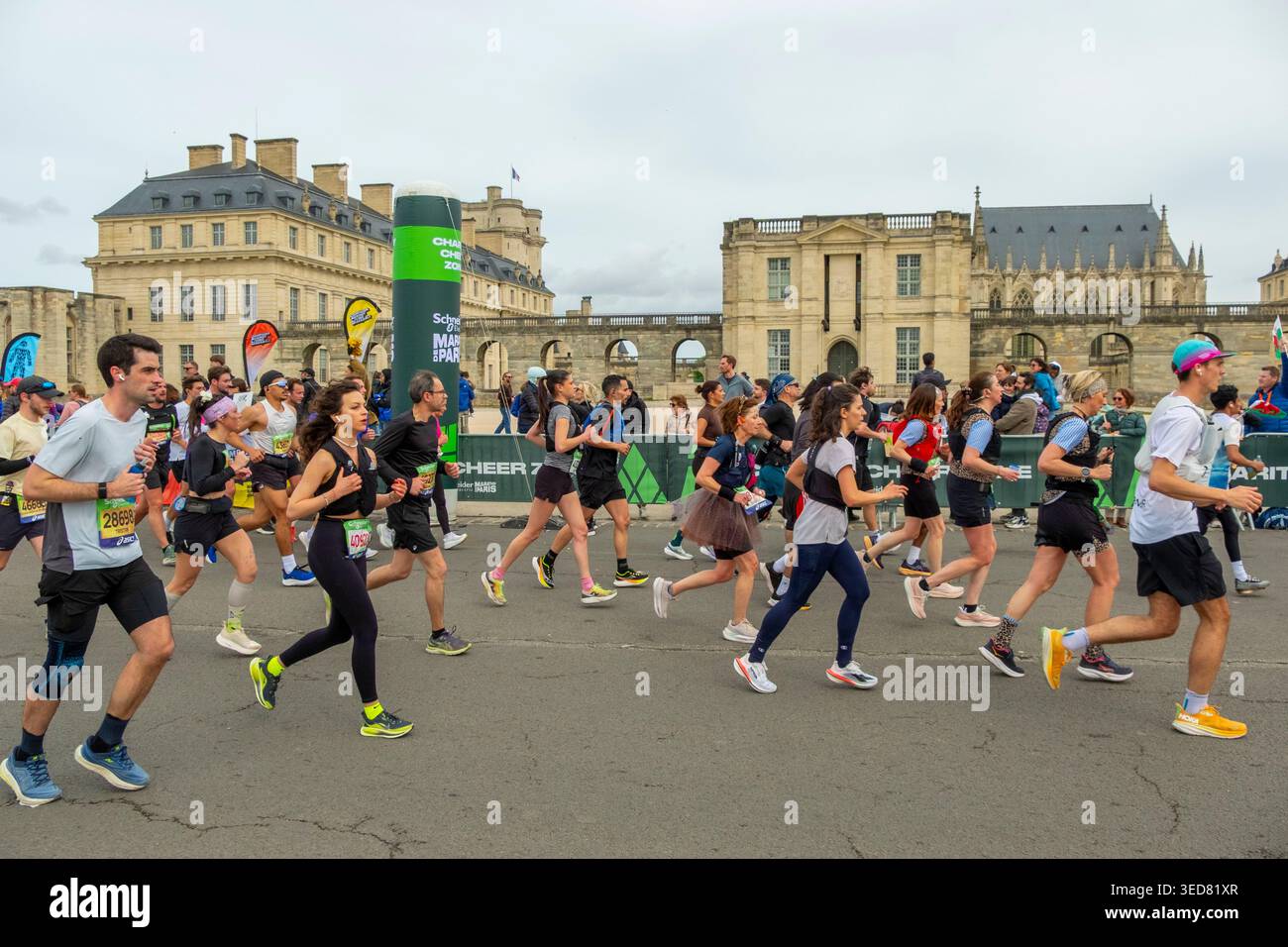 Francia, Parigi, la Maratona di Parigi, di fronte all'Château de Vincennes Foto Stock