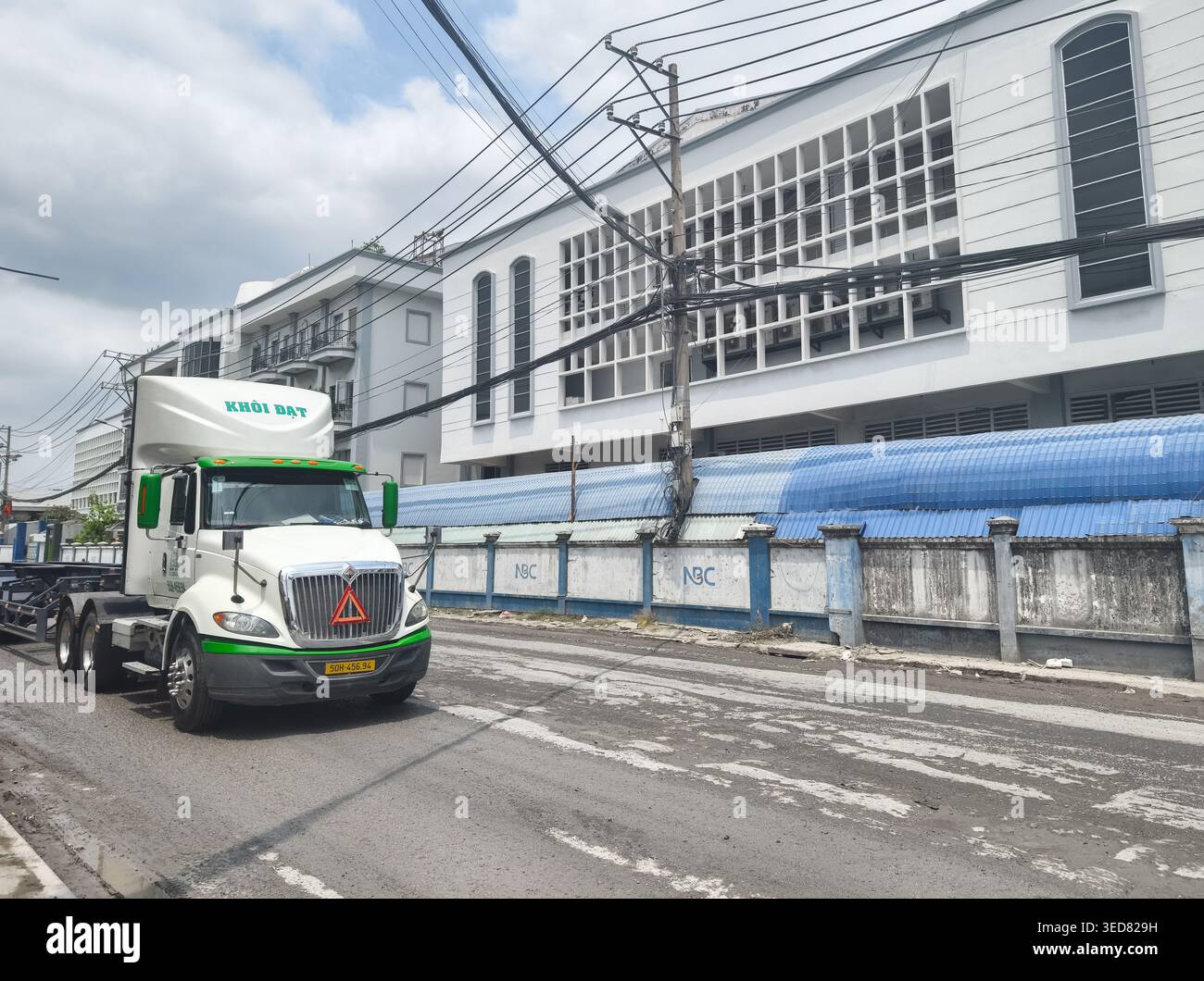 Motrice-rimorchio, parcheggiata vicino a un muro di cemento di un edificio industriale dell'azienda NBC, Tan Thuan Export Processing zone, ho chi Minh City, Vietnam Foto Stock