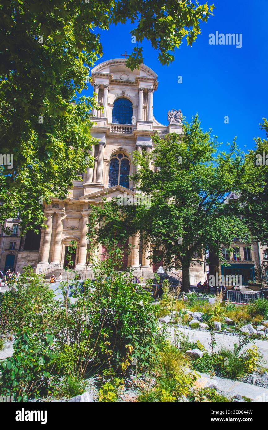 Francia, Ile-de-France, Parigi. Place Saint-Gervais, chiesa, Saint-Gervais. Giardino commemorativo in omaggio alle vittime del 13 novembre Foto Stock
