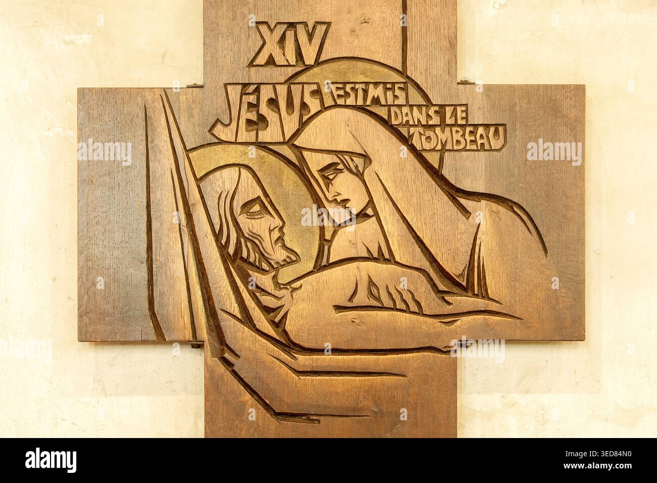 Francia, Meurthe et Moselle, Hussigny-Godbrange, chiesa di nostra Signora della Natività costruita nel 1924 in stile Art Déco dagli architetti Pierre le Bourgeois e Jean Zimmermann nelle vicinanze della ex chiesa gravemente danneggiata durante la prima guerra mondiale, stazione 14 della via Crucis raffigurante la posa nella tomba Foto Stock