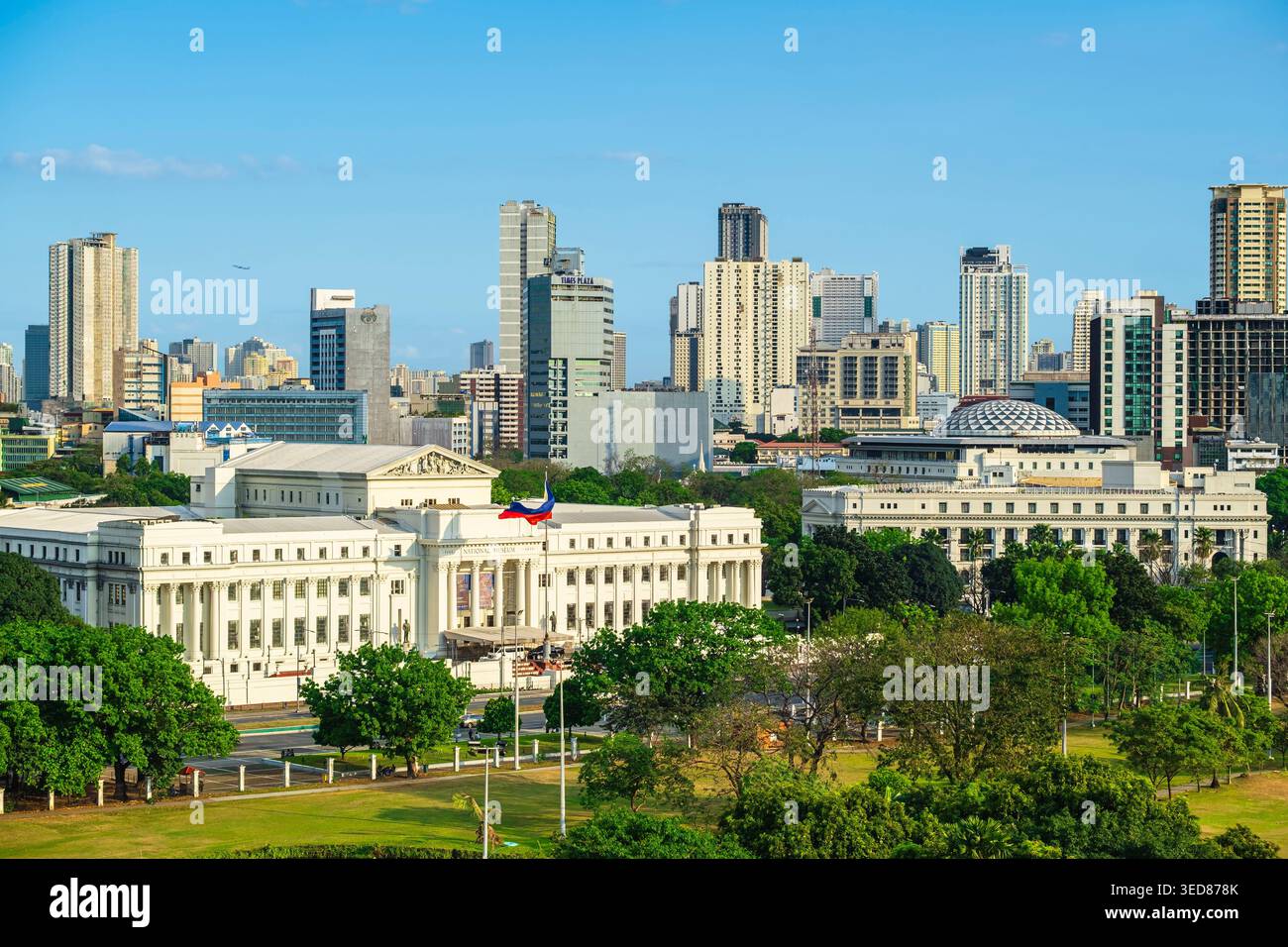 Filippine, Isola di Luzon, Manila, skyline visto dal quartiere di Intramuros, Museo Nazionale delle Belle Arti e Museo Nazionale di storia naturale in primo piano Foto Stock